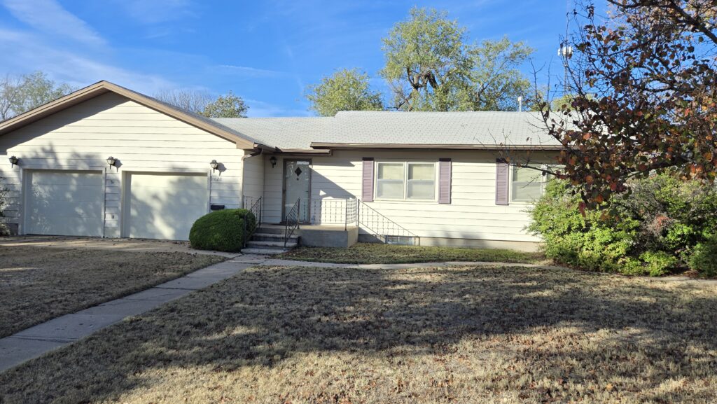 Front view of 620 E. Oak St.