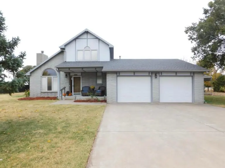 Front view of 206 N. Memorial Dr., Hooker, OK
